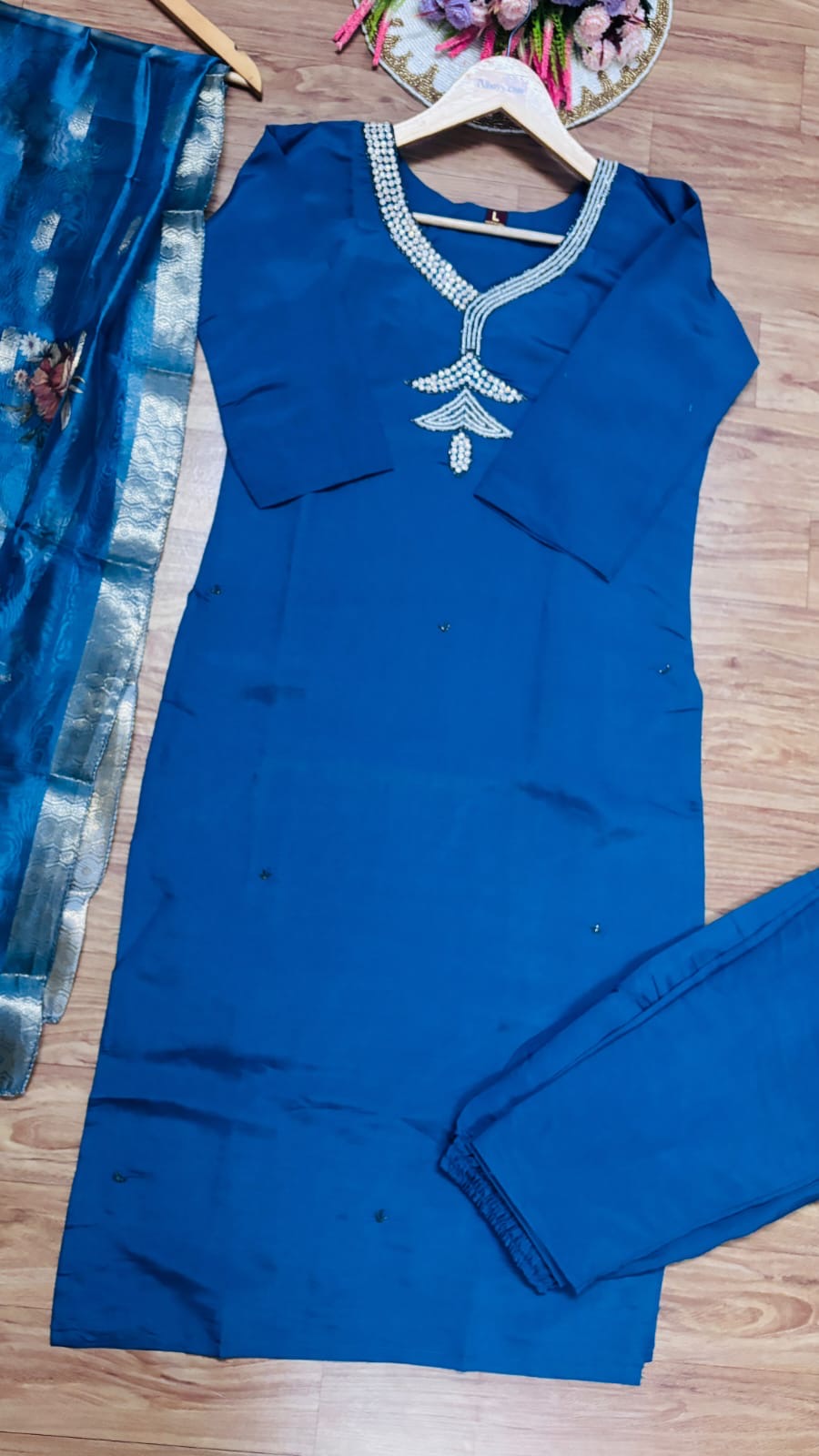 Roman silk material suit neck handwork